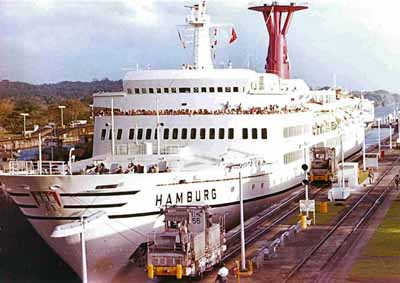TS Hamburg im Panama Kanal 