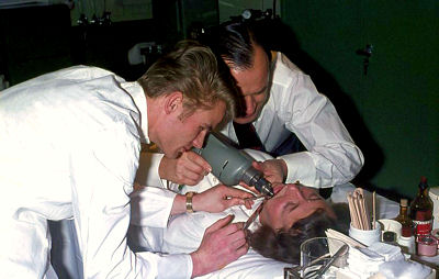 v.l. H.Bartels, Dr. A. Ferber und Schwester Irene bei der Zahnbehandlung